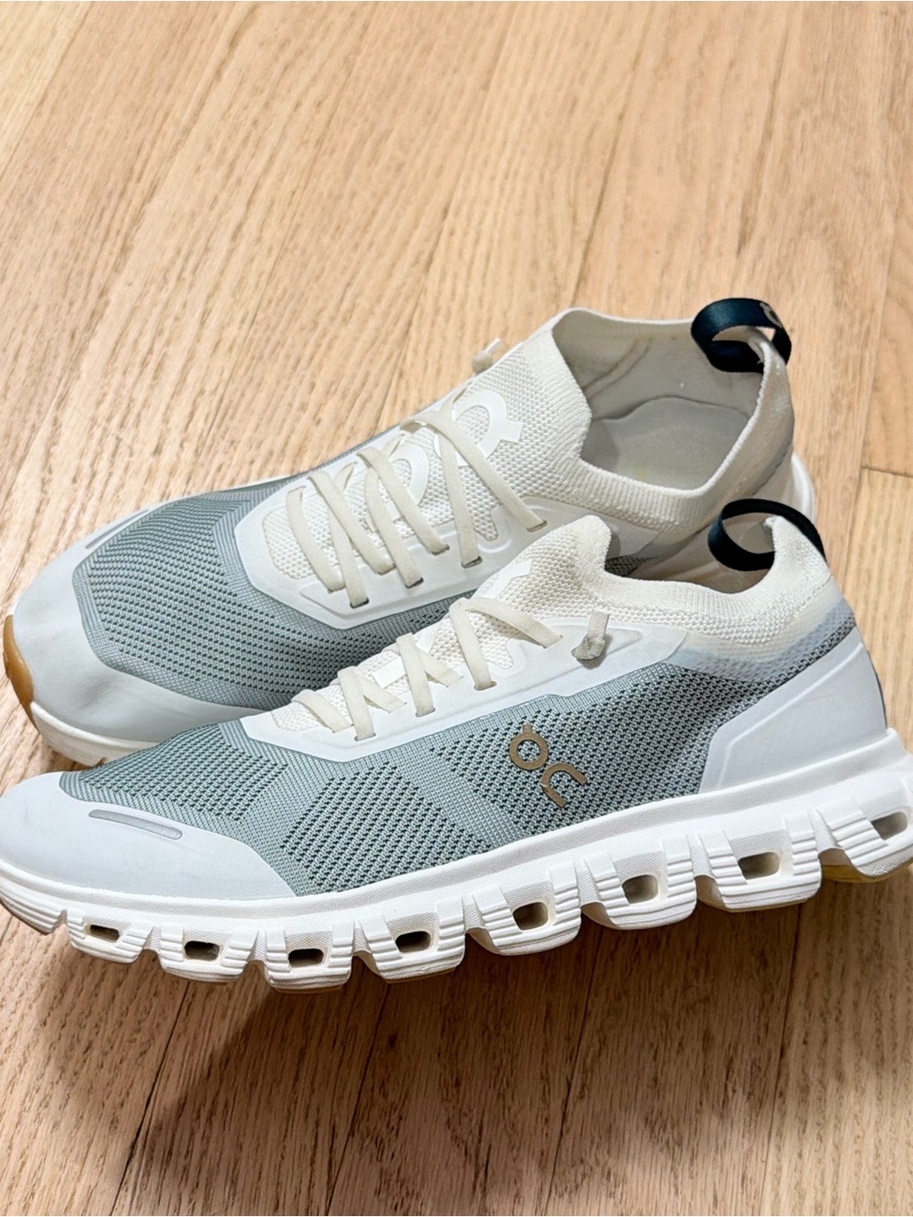 On Cloud 5 Women’s Size 7.5 White Gray Gold Running Sneakers